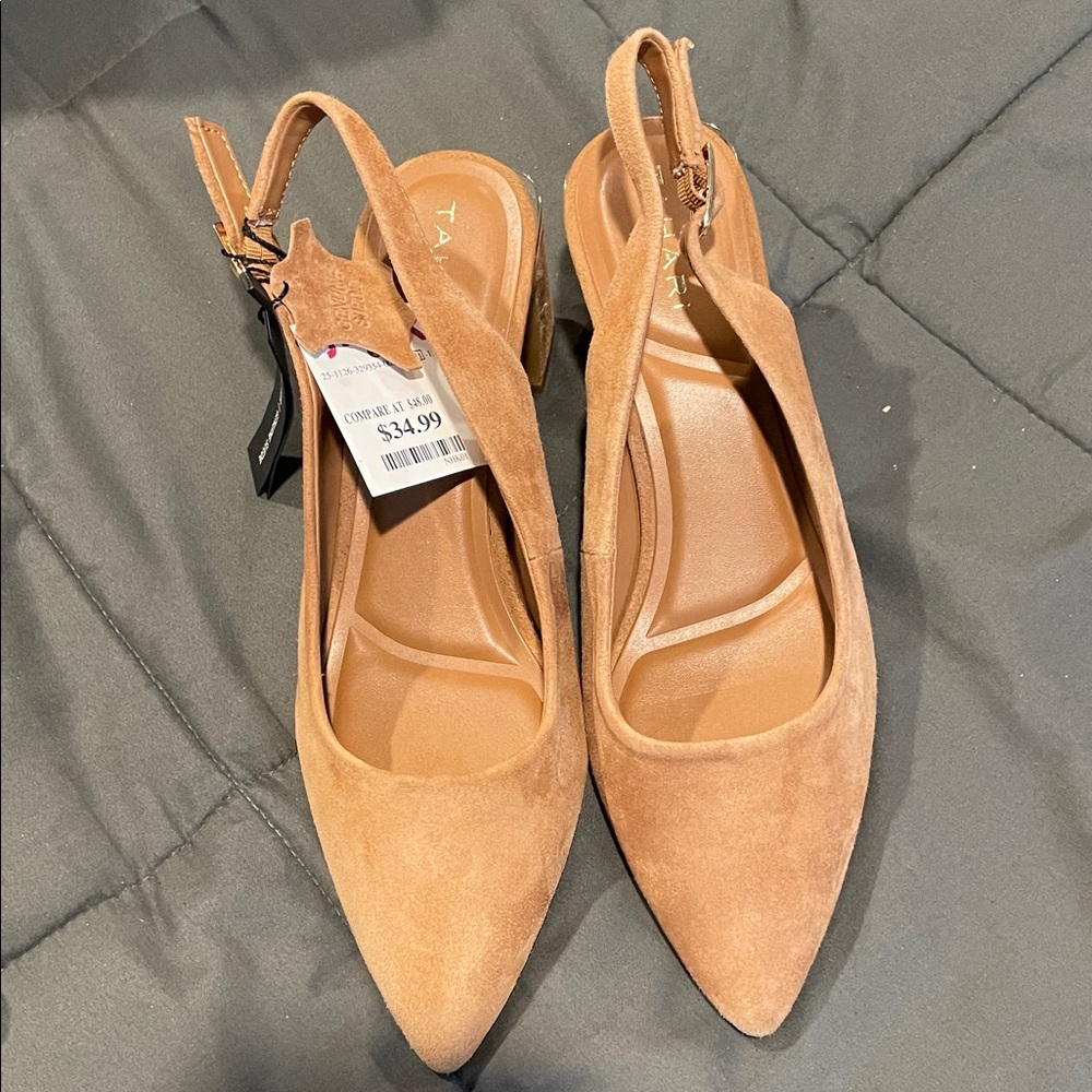 Women's Pointed Slingback Flats in Tan
NEVER WORN